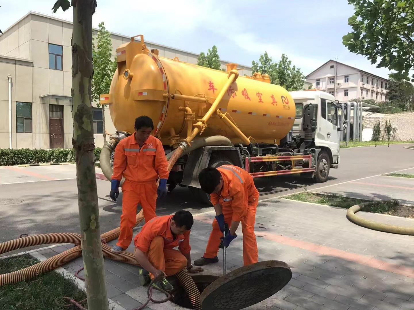 钟楼管道疏通车停在窨井附近