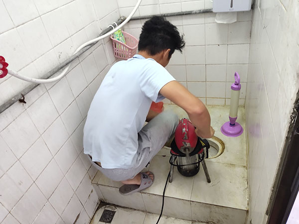 钟楼管道堵塞冒臭气 专业师傅现场解决问题