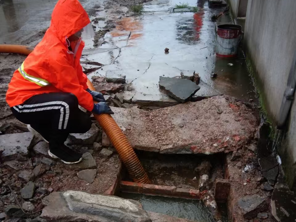 钟楼专业清理污水池 炜誉市政以规范流程守护城市 “肠道”