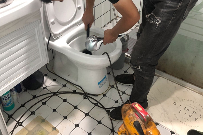 钟楼马桶堵塞自己疏通还是找师傅?专业上门服务让你省时更省心